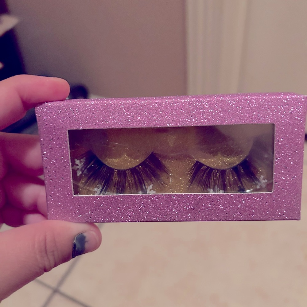 Glittery Pink Eyelash Box with Lashes